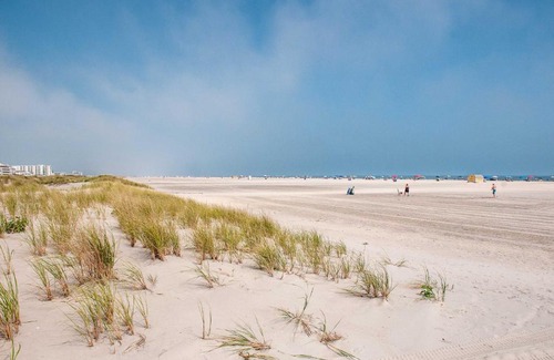 Wildwood Crest Apartamento | Pet-Friendly Getaway with Patio, Less Than 1 Block to Beach!