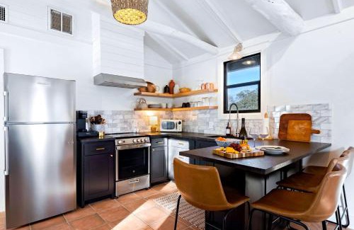 Ingram Casa | Pet-Friendly Glamping Cabin, with River Access in Ingram, Texas