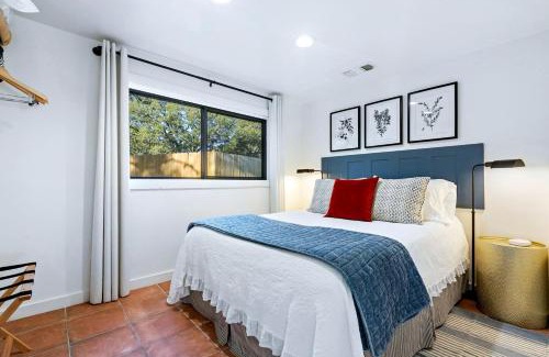 Ingram Casa | Pet-Friendly Glamping Cabin, with River Access in Ingram, Texas
