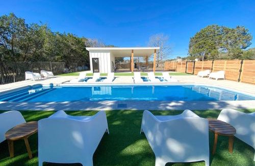 Ingram Casa | Pet-Friendly Glamping Cabin, with River Access in Ingram, Texas