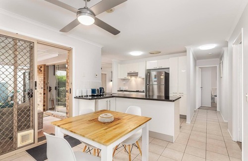 Oxenford Casa | Pet friendly Gold Coast holiday home, Sleeps 7, 10min walk to 'Wet n Wild'