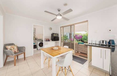 Oxenford Casa | Pet friendly Gold Coast holiday home, Sleeps 7, 10min walk to 'Wet n Wild'