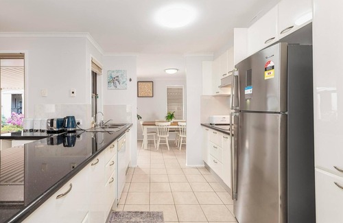 Oxenford Casa | Pet friendly Gold Coast holiday home, Sleeps 7, 10min walk to 'Wet n Wild'