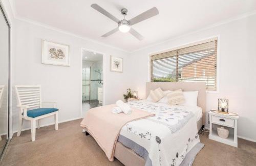 Oxenford Casa | Pet friendly Gold Coast holiday home, Sleeps 7, 10min walk to 'Wet n Wild'