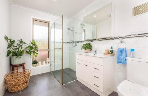 Oxenford Casa | Pet friendly Gold Coast holiday home, Sleeps 7, 10min walk to 'Wet n Wild'