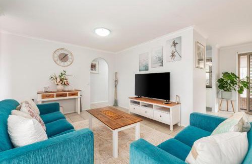 Oxenford Casa | Pet friendly Gold Coast holiday home, Sleeps 7, 10min walk to 'Wet n Wild'