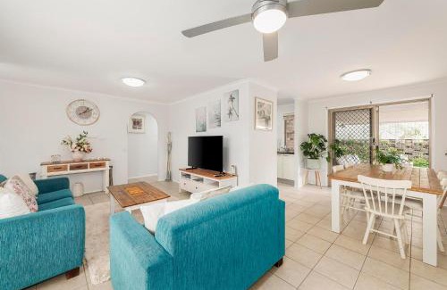 Oxenford Casa | Pet friendly Gold Coast holiday home, Sleeps 7, 10min walk to 'Wet n Wild'