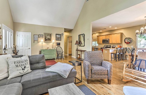 Pine Bush Casa | Pet-Friendly Grand Pine Bush Retreat on 2 Acres!