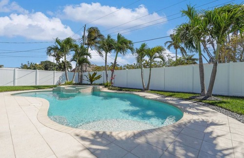 Deerfield Beach Casa | Pet friendly house with a heated pool and hot tub!