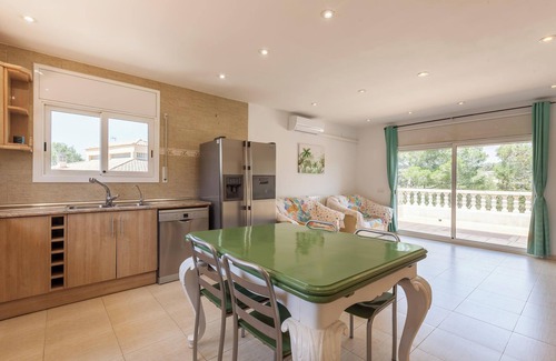 Olivella Casa | Casa "Villallop" que admite mascotas, con vistas a la montaña, piscina y Wi-Fi