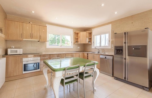 Olivella Casa | Casa "Villallop" que admite mascotas, con vistas a la montaña, piscina y Wi-Fi
