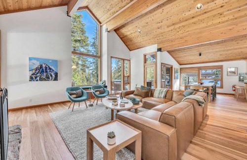 Alpine Meadows Casa | Pet-Friendly Home, Deck, 1 Mile to Alpine Meadows