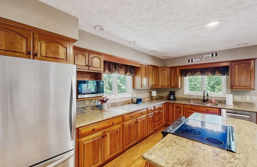 Huddleston Casa | Relaxing lakefront escape with hot tub, dog-friendly fenced yard, dock & kayaks