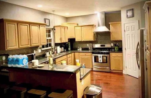 Erie Casa | Pet Friendly Home wooded setting 3000 Sq ft