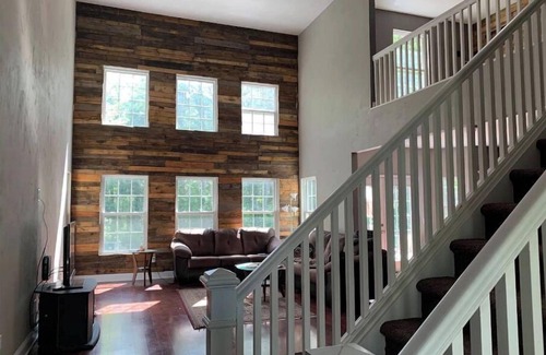 Erie Casa | Pet Friendly Home wooded setting 3000 Sq ft