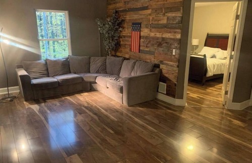 Erie Casa | Pet Friendly Home wooded setting 3000 Sq ft