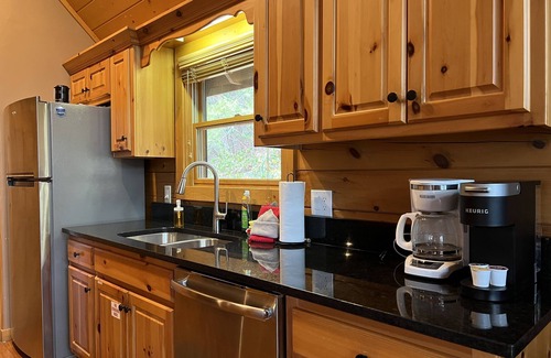 Black Bear Falls Cabina | Pet friendly! Hot tub, Pool, King Beds, Pool table. Only 3 miles to downtown GB!