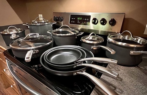 Black Bear Falls Cabina | Pet friendly! Hot tub, Pool, King Beds, Pool table. Only 3 miles to downtown GB!