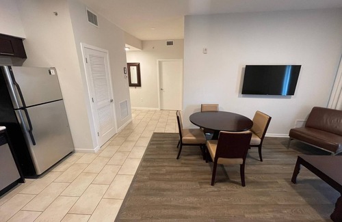 Celebration Apartamento | Pet friendly hotel aprt on Celebration Pl. 2bdr