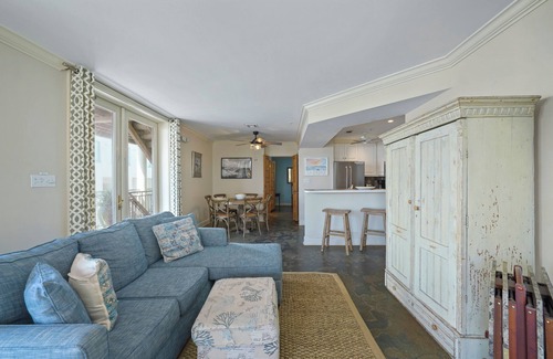 Seaside Condominio | Pet Friendly in Seaside, Location, Large Wrap-Around Balcony + 2 Adult Bikes!