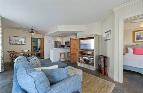 Seaside Condominio | Pet Friendly in Seaside, Location, Large Wrap-Around Balcony + 2 Adult Bikes!