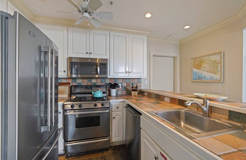Seaside Condominio | Pet Friendly in Seaside, Location, Large Wrap-Around Balcony + 2 Adult Bikes!