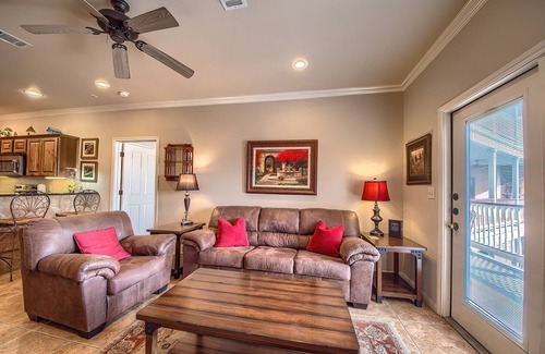 Gruene Condominio | Pet Friendly in Historic Gruene, TX! Walk to shops, dining and Gruene Hall!