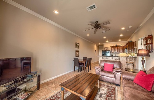 Gruene Condominio | Pet Friendly in Historic Gruene, TX! Walk to shops, dining and Gruene Hall!