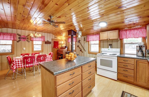 Irons Cabaña | Pet-Friendly Irons Cottage w/ Fire Pit & Fireplace