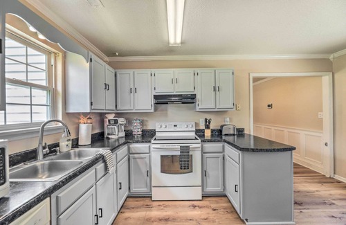 Jacksonville Casa | Pet-Friendly Jacksonville Home w/ Fenced Yard