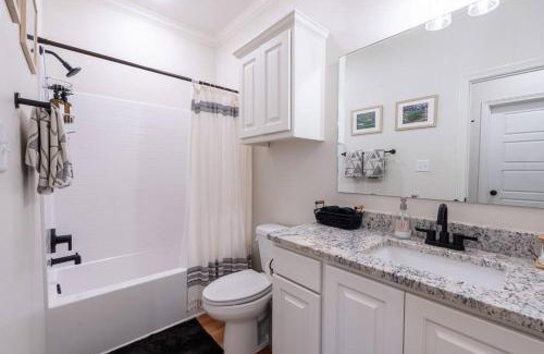 Tyler Casa | Pet Friendly, King Bed, Fire Pit