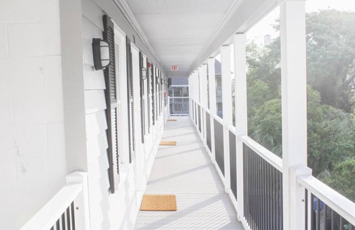 Myrtle Beach Condominio | Pet Friendly l 3 Min Walk to Beach l 9 Palms