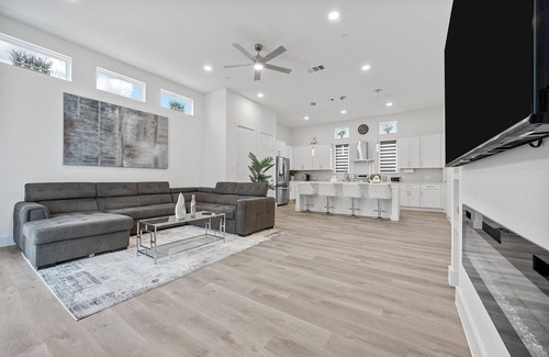 Dallas Casa | Pet-Friendly l Brand New Space l Downtown