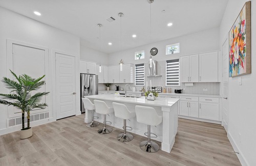 Dallas Casa | Pet-Friendly l Brand New Space l Downtown