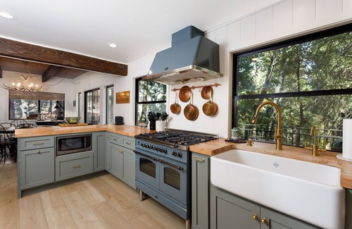 Cedar Glen Cabina | Pet-friendly lakefront cabin with private dock and game room