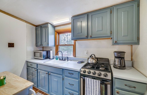 Greentown Cabina | Pet-Friendly Lake Ariel Cabin w/ Pool, Near Skiing