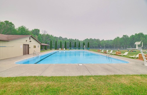 Greentown Cabina | Pet-Friendly Lake Ariel Cabin w/ Pool, Near Skiing