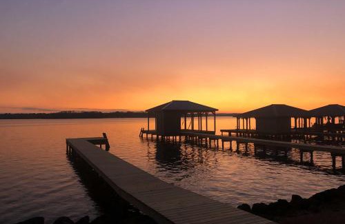 Cherokee County Casa | Pet-Friendly Lakefront Getaway with Hot Tub!