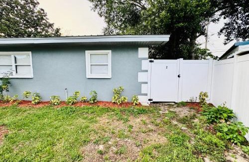 Crystal Lake Casa | Pet-friendly Lakeland Stay King Bed Cozy Court