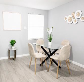 Crystal Lake Casa | Pet-friendly Lakeland Stay King Bed Cozy Court
