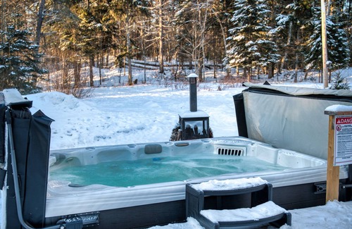 La Macaza Cabaña | Pet Friendly Large Family Getaway - 30 Minutes from Ski Hills
