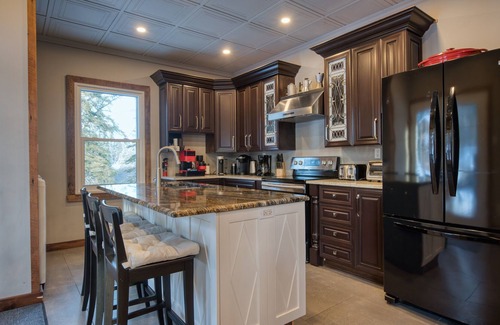 La Macaza Cabaña | Pet Friendly Large Family Getaway - 30 Minutes from Ski Hills