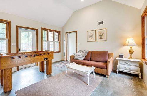 Lincoln Cabina | Pet-Friendly Lincoln Retreat w/ Game Room!
