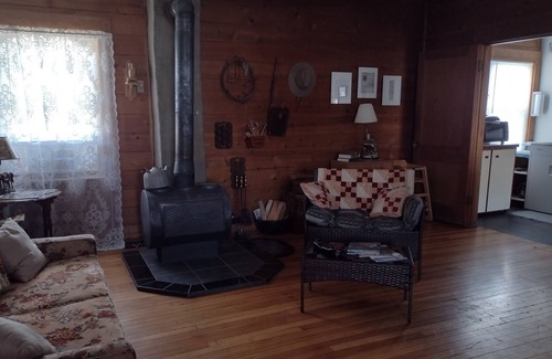 Mitchell Cabina | Pet-friendly Lodge near the Painted Hills