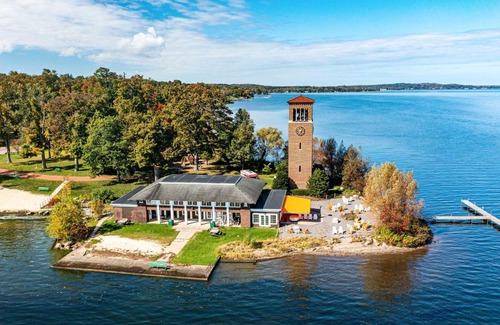 Bemus Point Apartamento | Pet-Friendly Loft Vacation Rental with Fire Pit!