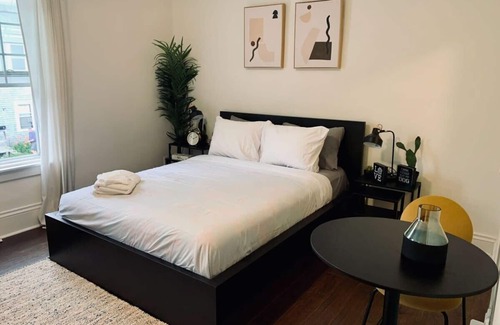 North End Apartamento | Pet-Friendly, Lovely Studio w/ Balcony