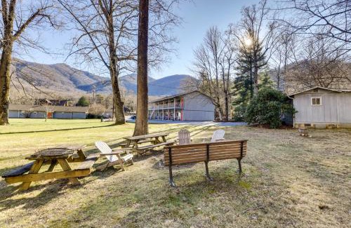 Maggie Valley Apartamento | Pet-Friendly Maggie Valley Studio Community Pool!