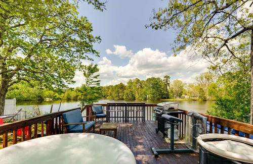 Mays Landing Cabaña | Pet-Friendly Mays Landing Vacation Rental on Lake!