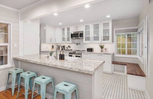 Fresno Casa | Pet Friendly, Mid-Century Modern Home with Central AC and whole home fan