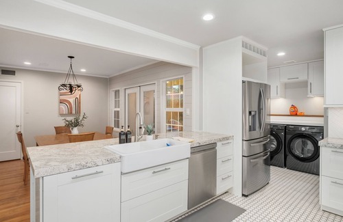 Fresno Casa | Pet Friendly, Mid-Century Modern Home with Central AC and whole home fan